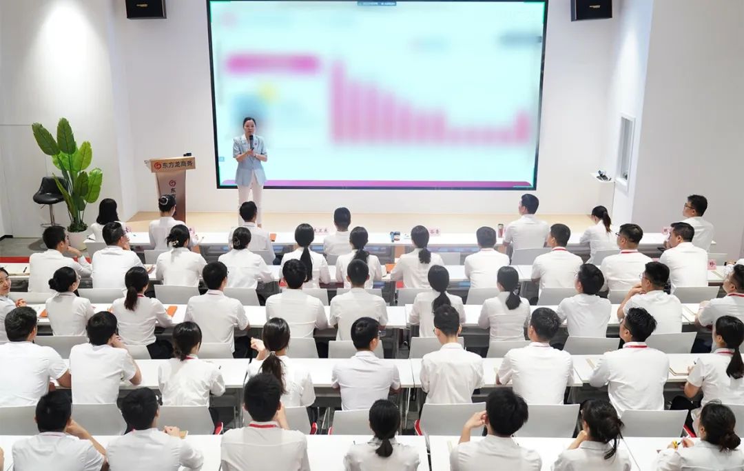 東方龍商務(wù)集團(tuán)舉行上半年工作總結(jié)表彰暨“沖刺三季度”競賽動員
