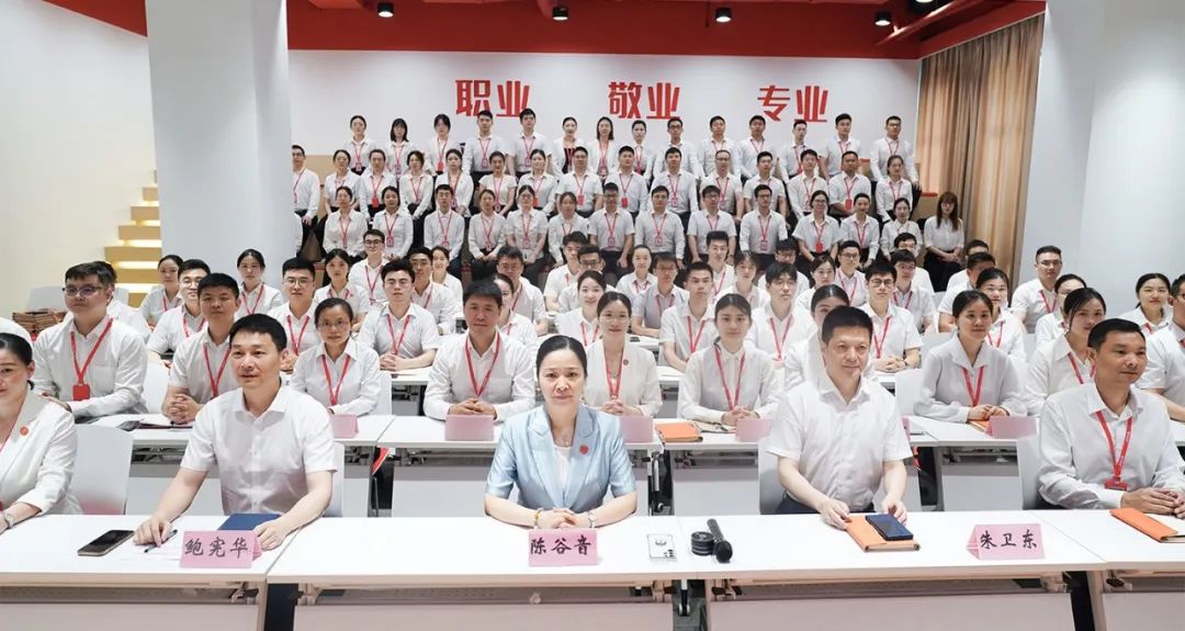 東方龍商務(wù)集團(tuán)舉行上半年工作總結(jié)表彰暨“沖刺三季度”競賽動(dòng)員