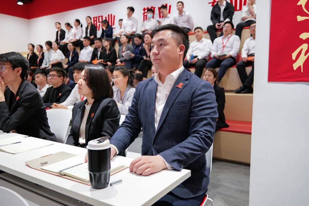 東方龍商務集團組織開展普法教育專題講座，加強企業文化建設，營造良好發展氛圍！