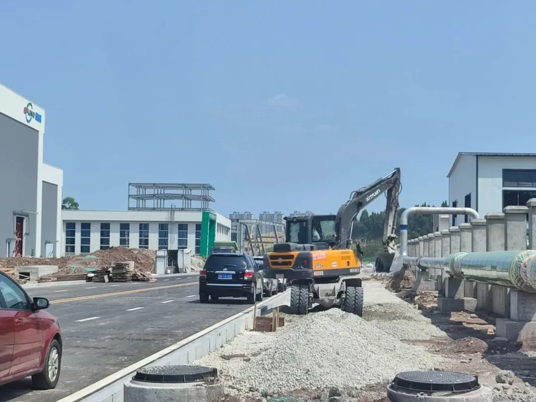 總投資105億！由集團推動落地四川內江的年產30萬噸硅碳負極新材料投資選址項目廠房土建工程基本完成，生產設備陸續(xù)進場！