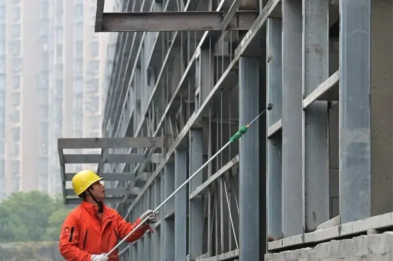 總投資20億！由集團(tuán)推動落戶內(nèi)江的年產(chǎn)30萬噸全智能化乳制品及果蔬飲料產(chǎn)業(yè)園投資選址項(xiàng)目一期主體全部封頂，明年3月底將投產(chǎn)