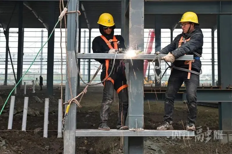 總投資20億！由集團(tuán)推動落戶內(nèi)江的年產(chǎn)30萬噸全智能化乳制品及果蔬飲料產(chǎn)業(yè)園投資選址項(xiàng)目一期主體全部封頂，明年3月底將投產(chǎn)