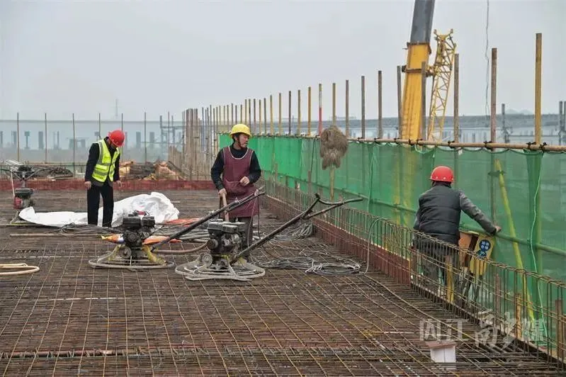 總投資20億！由集團(tuán)推動落戶內(nèi)江的年產(chǎn)30萬噸全智能化乳制品及果蔬飲料產(chǎn)業(yè)園投資選址項(xiàng)目一期主體全部封頂，明年3月底將投產(chǎn)