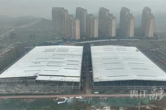 總投資20億！由集團(tuán)推動落戶內(nèi)江的年產(chǎn)30萬噸全智能化乳制品及果蔬飲料產(chǎn)業(yè)園投資選址項(xiàng)目一期主體全部封頂，明年3月底將投產(chǎn)