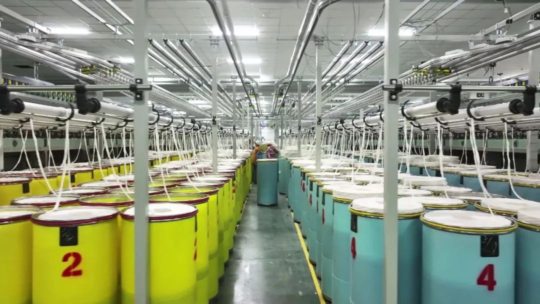 建成投產(chǎn)！總投資15億！由集團(tuán)精準(zhǔn)推介35萬(wàn)錠多功能混紡紗線投資選址項(xiàng)目一期在新疆庫(kù)車順利投產(chǎn)