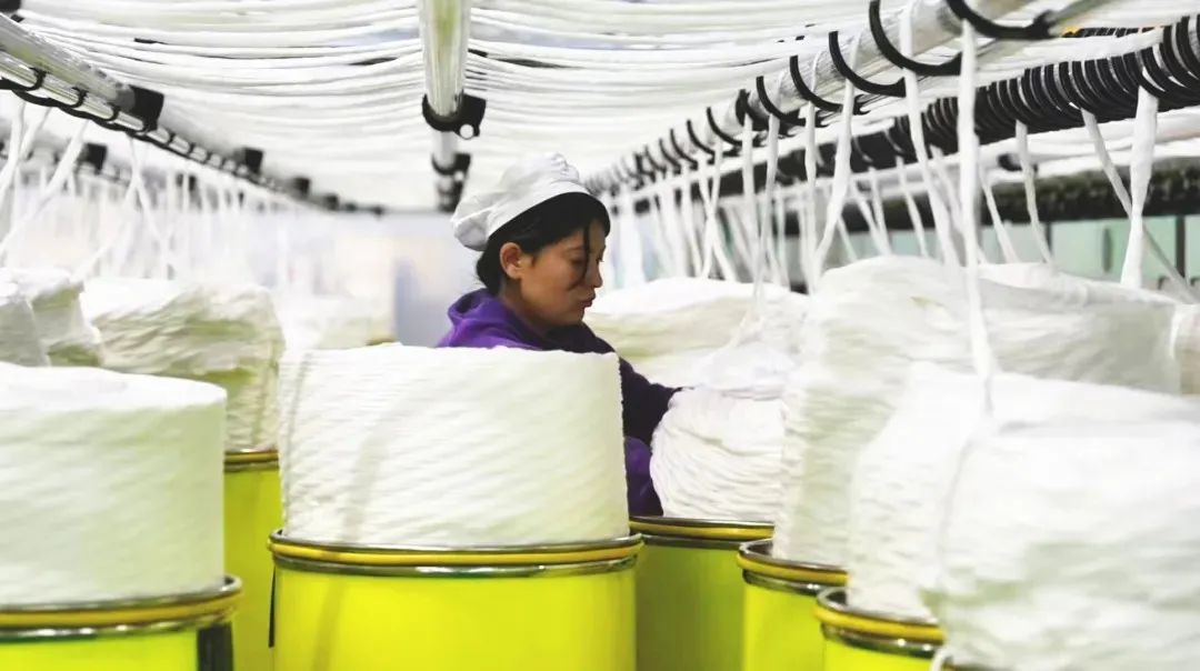 建成投產(chǎn)！總投資15億！由集團(tuán)精準(zhǔn)推介35萬(wàn)錠多功能混紡紗線投資選址項(xiàng)目一期在新疆庫(kù)車順利投產(chǎn)