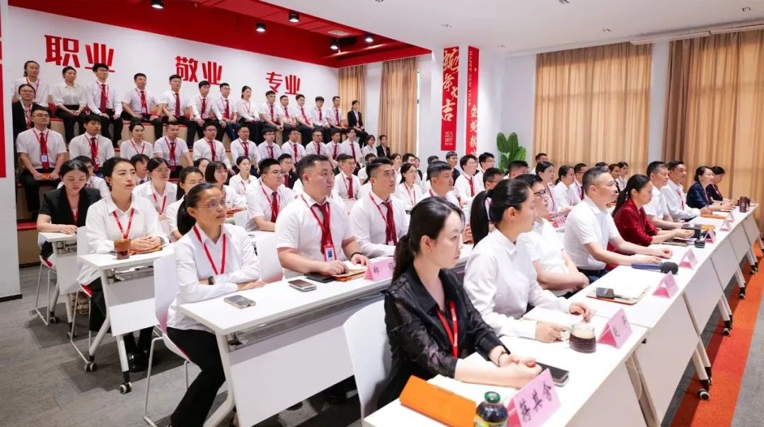 上海東方龍商務集團召開2025上半年工作總結表彰暨“沖刺三季度”競賽動員會