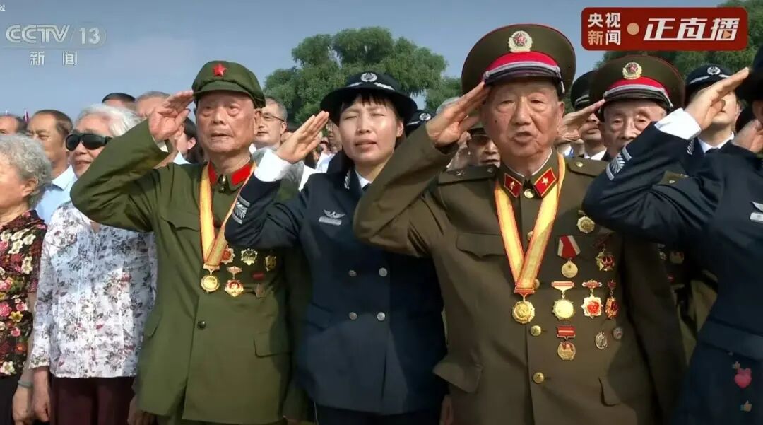 熱血沸騰！上海東方龍商務(wù)集團(tuán)組織全體員工觀看九三閱兵現(xiàn)場直播