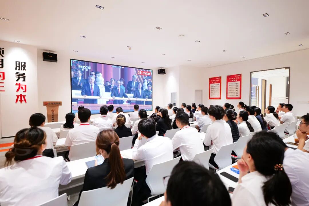 熱血沸騰！上海東方龍商務(wù)集團(tuán)組織全體員工觀看九三閱兵現(xiàn)場直播